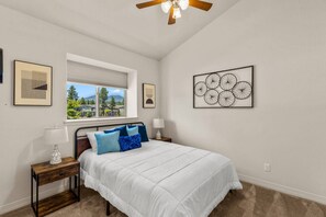3 bedrooms, desk, iron/ironing board, travel cot - Mountain View Retreat ~Ping Pong ~Bike Repair Equip ~Dogs OK! ~2 King Beds! (Flagstaff)