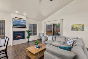 TV, fireplace - Mountain View Retreat ~Ping Pong ~Bike Repair Equip ~Dogs OK! ~2 King Beds! (Flagstaff)