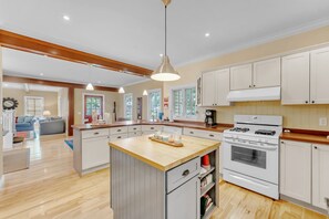 冷蔵庫、電子レンジ、オーブン、コンロ