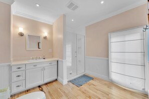 Shower, hair dryer, towels, soap - Spacious 4-bedroom house in wonderful Ellicottville (Ellicottville)