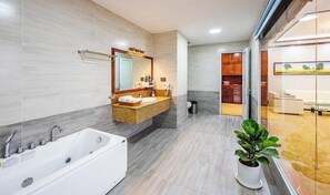 Business Studio Suite, Balcony, City View | Bilik Mandi | Gabungan pancuran/tab mandi, pengering rambut, tuala disediakan, sabun 