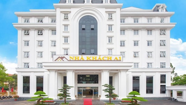 Un edificio grande y blanco con una entrada central arqueada y varias ventanas.