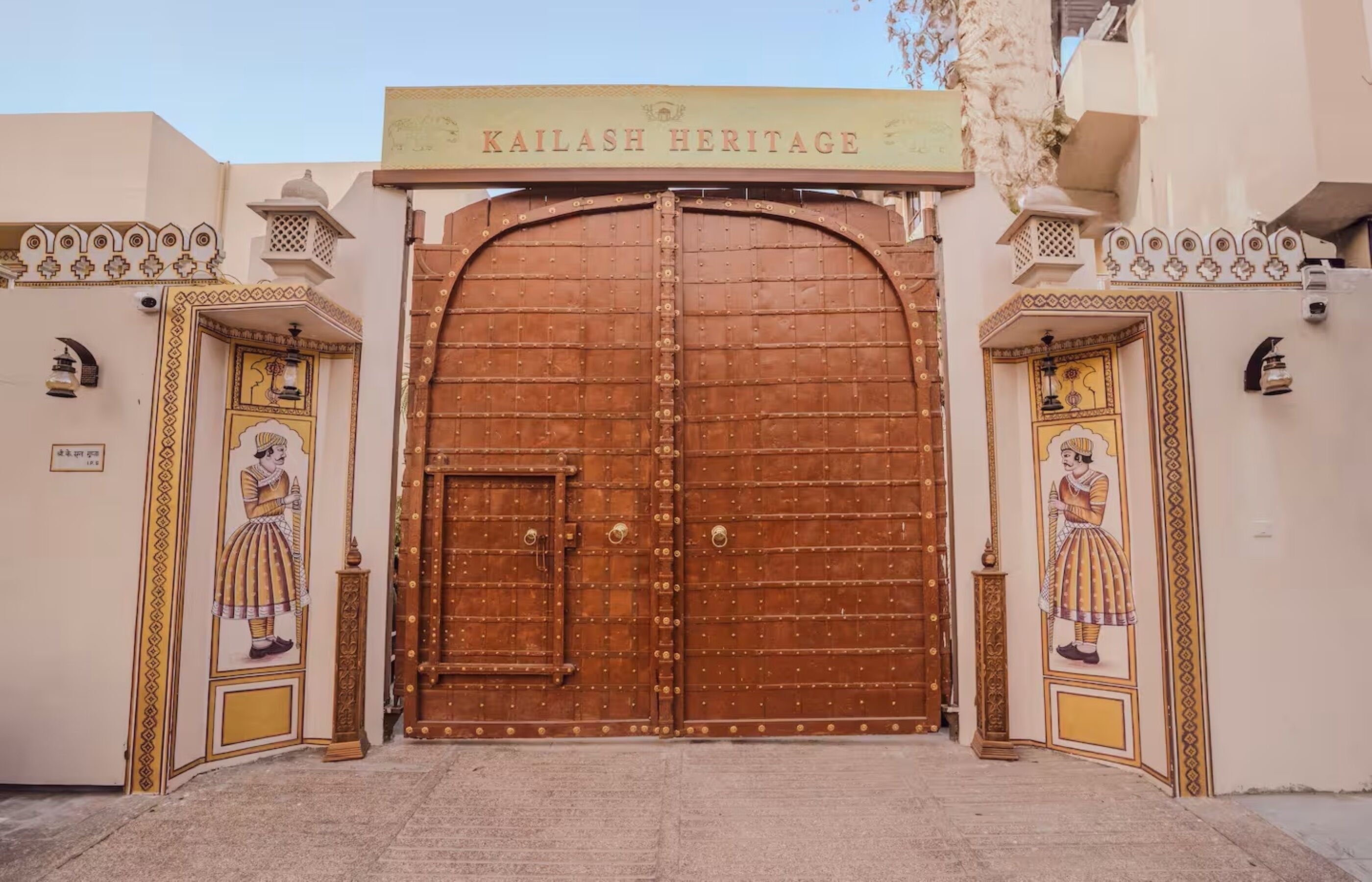 Une grande porte en bois sur laquelle on peut lire l'inscription « KAILASH HERITAGE ».