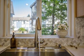 Interior - Spacious 3B/2.5B Home in the Heart of Capitol Hill (Seattle)