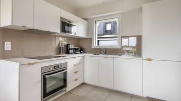 Een koelkast, een microgolfoven, een oven, een vaatwasser