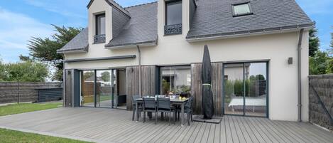 تناول الطعام بالخارج