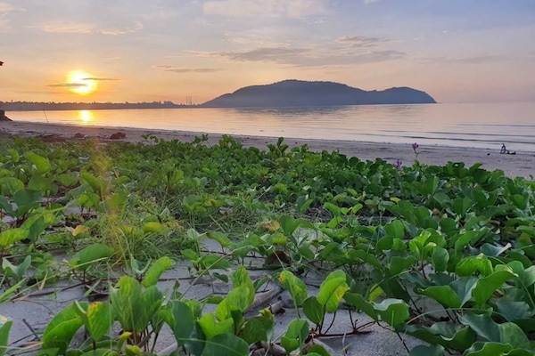 Ubicación cercana a la playa y arena blanca