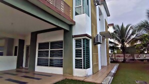 A modern two-story house with a flat roof, large windows, and a small front yard. - KLIA AIRPORT HOMESTAY 9 (Sepang)