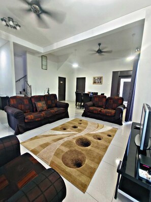 Familievilla - 4 soveværelser | Opholdsområde | 32-tommers plasma-tv med digitale kanaler