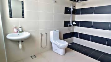 Perhehuvila, 4 makuuhuonetta | Kylpyhuone | Suihku, bidee, pyyhkeet, saippua