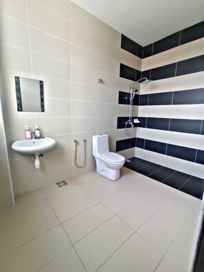 Familievilla - 4 soveværelser | Badeværelse | Bruser, bidet, håndklæder, Sæbe