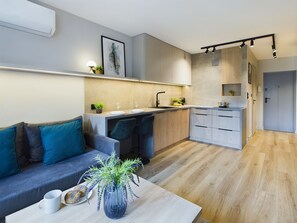 Studio, Balcony | Individually furnished, iron/ironing board, free WiFi, bed sheets - Beautiful Studio With Balcony by Renters (Warsaw)