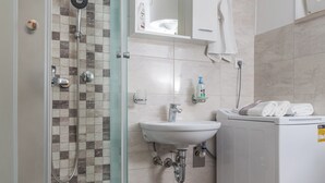 Stüdyo (Studio Apartment with Terrace and Sea) | Banyo | Duş, havlu 