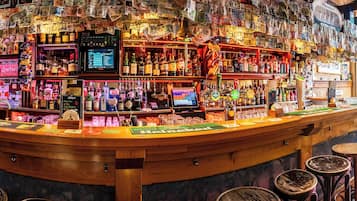 Bar (trong khuôn viên)