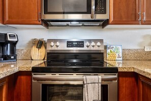 Køleskab, mikrobølgeovn, ovn, kogeplade