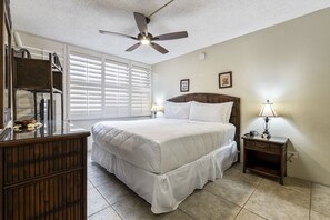 1 habitación, tabla de planchar con plancha y cuna de viaje