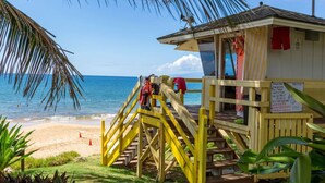 Une tour de surveillance des sauveteurs sur une plage, offrant une vue dégagée sur l’océan.