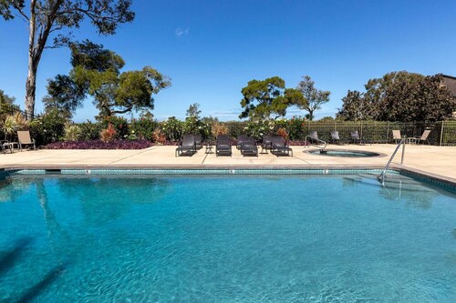 Sweeping Views - Spacious 3 Bds!