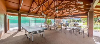 Steps to the Beach! 3 Bedroom!