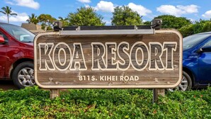 Træskilt for KOA RESORT, KIHEI ROAD 811.