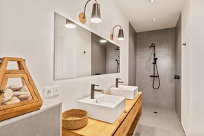 Dusche, Haartrockner, HandtĂŒcher, Seife