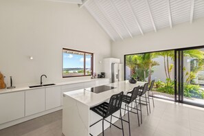 Een koelkast, een oven, een kookplaat, een vaatwasser