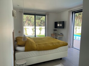 4 bedrooms, desk, iron/ironing board, travel crib