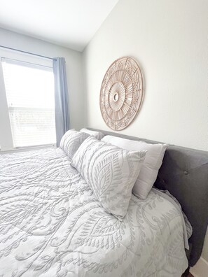 1 dormitorio, tabla de planchar con plancha, wifi y ropa de cama