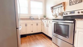 Fridge, microwave, stovetop, dishwasher