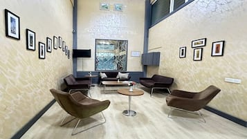 Área de estar no saguão