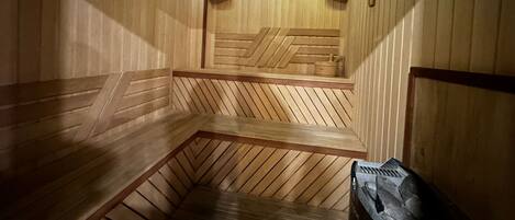 Una sauna con bancos de madera y techo inclinado.