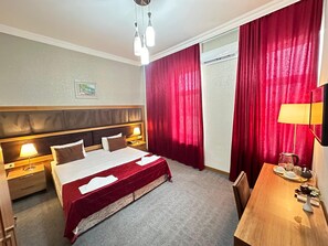 Kamer, 1 twee- of 2 eenpersoonsbedden, toegang tot zwembad, uitzicht op de stad | Lakens van Egyptisch katoen, luxe beddengoed, donsdekens