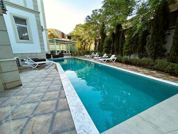 Een binnenzwembad en een buitenzwembad