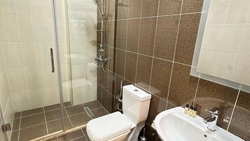 Shower, hydromassage showerhead, free toiletries, hair dryer