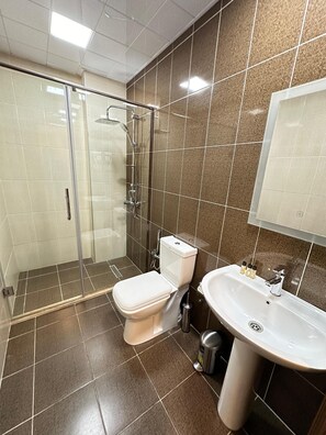 Shower, hydromassage showerhead, free toiletries, hair dryer - Turkiye Hotel - Free Massage (Baku)
