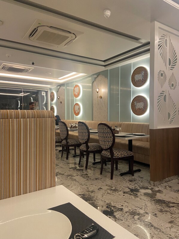 Dining - Near Kashi Vishwanath temple Charming 9-bedroom hotel with AC, WiFi Varanasi (Varanasi)