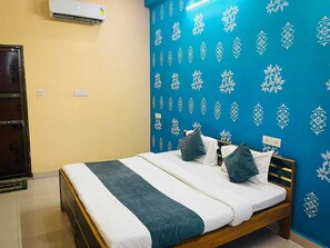 9 bedrooms, iron/ironing board, WiFi, bed sheets