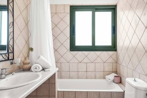 Een douche, handdoeken