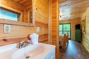 3 bedrooms, desk, travel cot, free WiFi - *Amazing 3BD Cabin w/ Theater! Pool + GAMES!* (Sevierville)