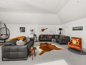 Een smart-tv, boeken, een stereo en een printer