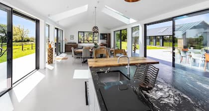 Pass The Keys Luxury Retreat with Countryside Views