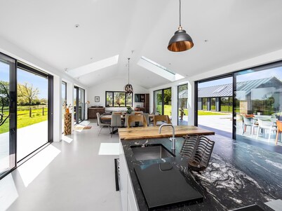 Pass The Keys Luxury Retreat with Countryside Views