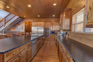 Fridge, microwave, oven, stovetop - Majestic Overlook Beautiful Views. Amazing Sunsets. 12 bedroom with theater Room (Gatlinburg)