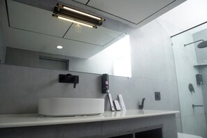 Phòng đôi hoặc 2 giường đơn Premium | Phòng tắm | Buồng tắm vòi sen, khăn tắm, xà phòng, dầu gội 