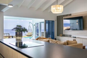 TV, offices - Blue Horizon Villa | Infinity Pool & Ocean Views (Jan Kok)