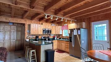 Jääkaappi, uuni, kahvin-/teenkeitin, leivänpaahdin