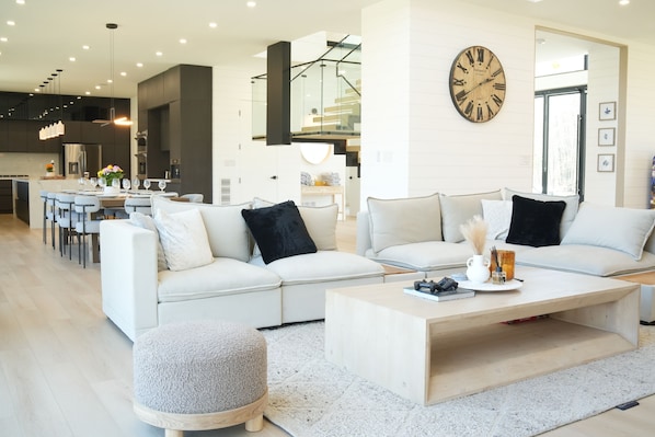 Interior - New Built Luxury Cottage (Gravenhurst)