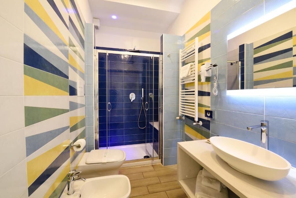 Un baño moderno con ducha, inodoro y lavamanos.