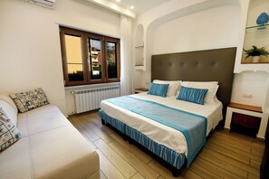 Habitación triple Confort, baño privado | Caja fuerte, escritorio, espacio para trabajar con un portátil