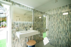 Chuveiro, secador de cabelo, bidê, toalhas de banho